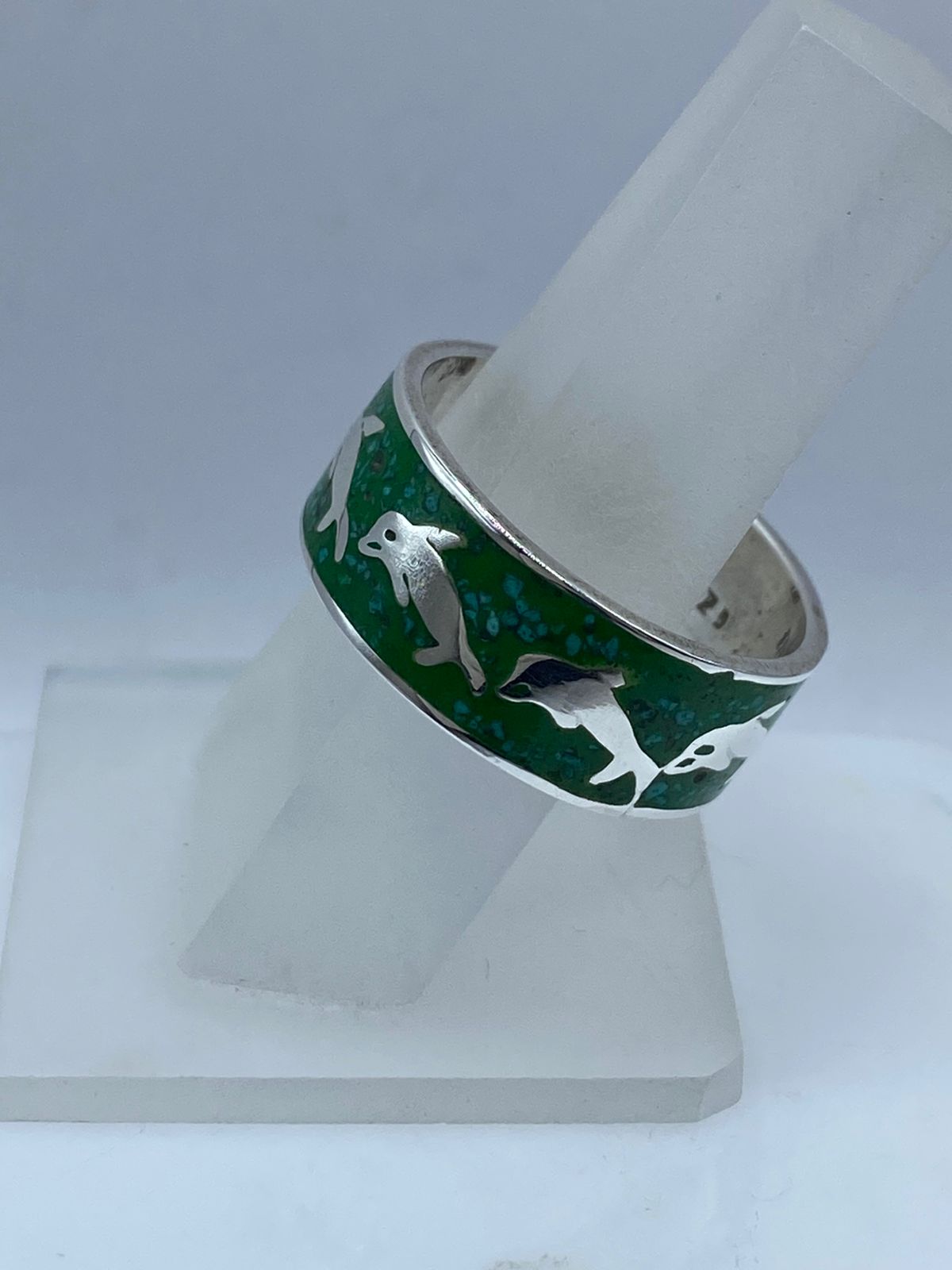 Anillo Artesanal de Plata .925 con Malaquita Verde y Delfines, vista lateral