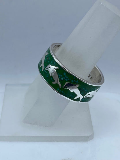 Anillo Artesanal de Plata .925 con Malaquita Verde y Delfines, vista lateral