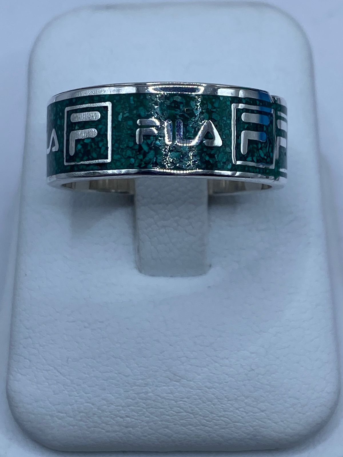 Anillo Artesanal de Plata .925 con Malaquita Verde y Diseño Inspirado en Fila — vista lateral