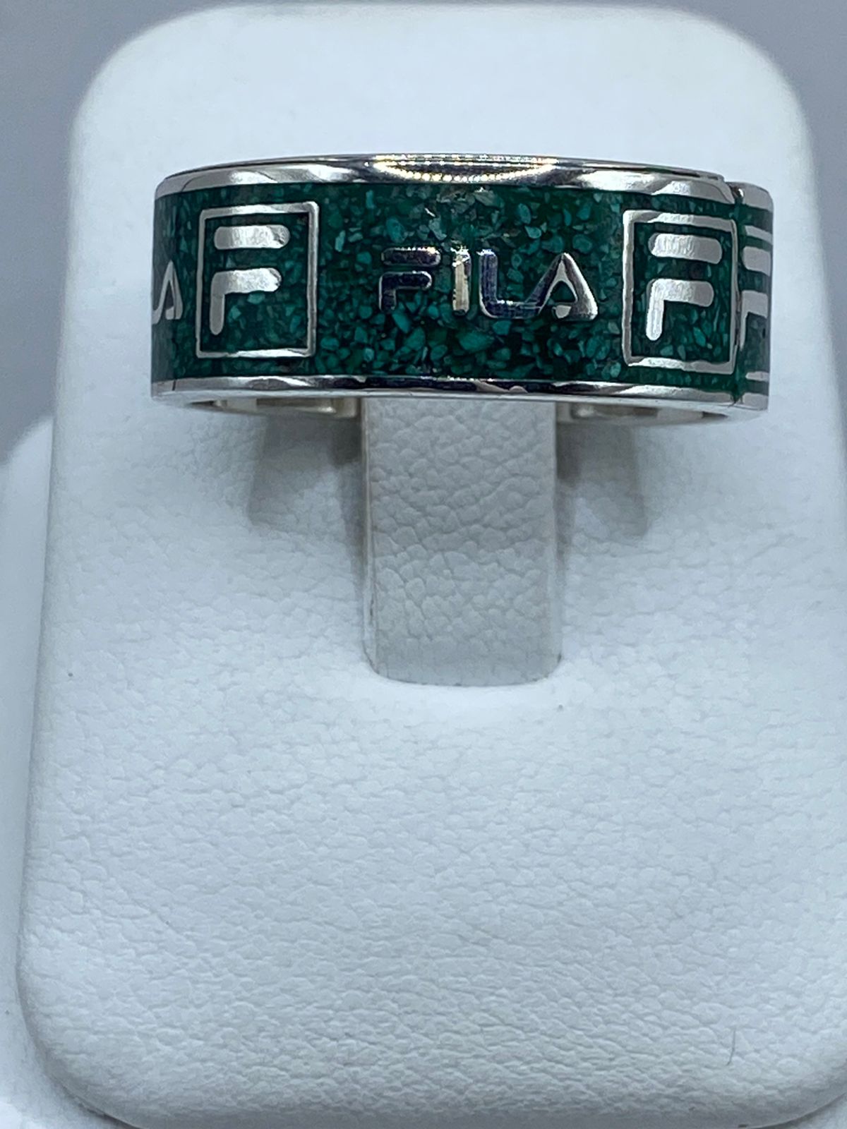 Anillo Artesanal de Plata .925 con Malaquita Verde y Diseño Inspirado en Fila, vista frontal