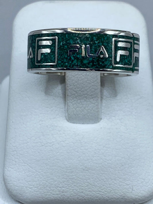 Anillo Artesanal de Plata .925 con Malaquita Verde y Diseño Inspirado en Fila, vista frontal
