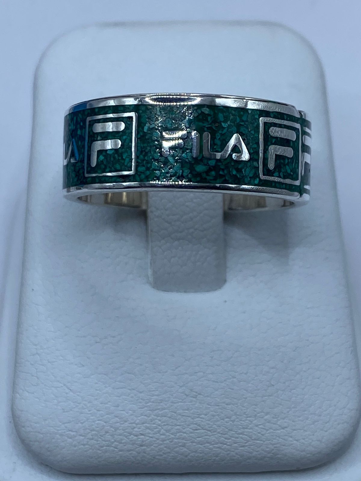 Anillo Artesanal de Plata .925 con Malaquita Verde y Diseño Inspirado en Fila, vista lateral
