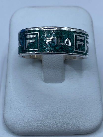 Anillo Artesanal de Plata .925 con Malaquita Verde y Diseño Inspirado en Fila, vista lateral