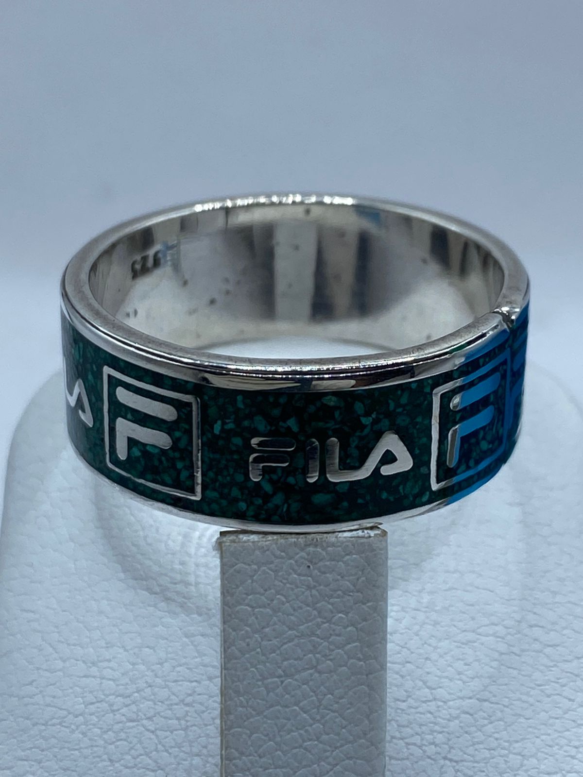 Anillo Artesanal de Plata .925 con Malaquita Verde y Diseño Inspirado en Fila, sello de autenticidad Plata Ley .925