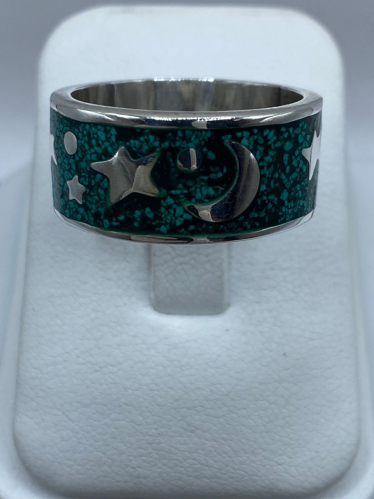 Anillo Artesanal de Plata .925 con Malaquita Verde – Diseño Luna y Estrellas — ángulo diagonal