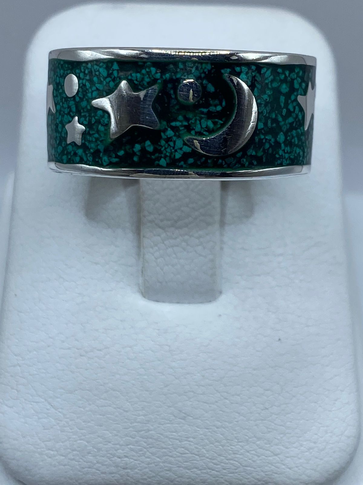 Anillo Artesanal de Plata .925 con Malaquita Verde – Diseño Luna y Estrellas, vista lateral