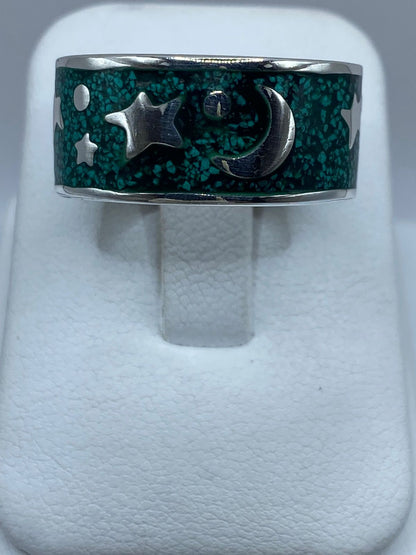 Anillo Artesanal de Plata .925 con Malaquita Verde – Diseño Luna y Estrellas, vista lateral
