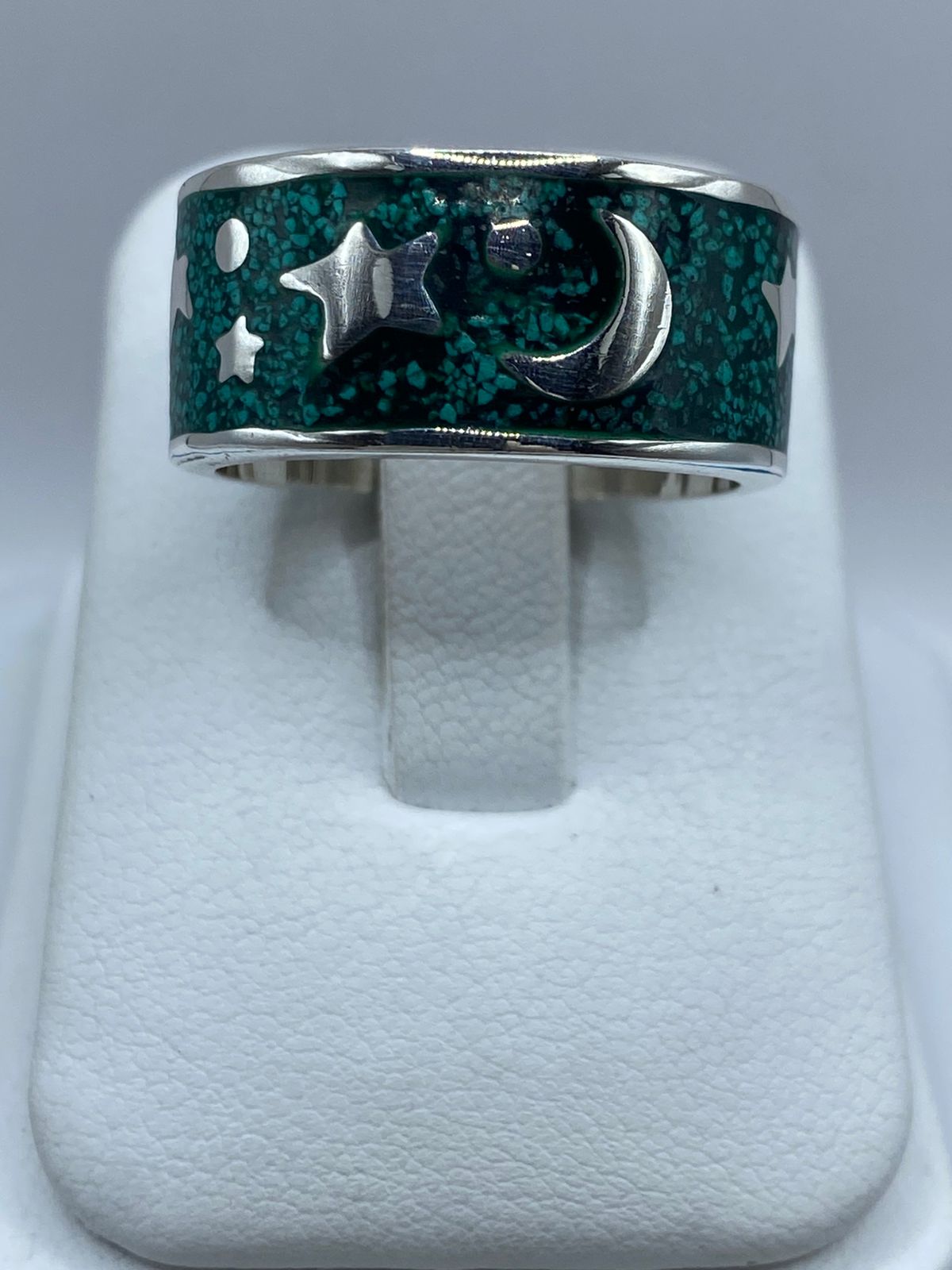 Anillo Artesanal de Plata .925 con Malaquita Verde – Diseño Luna y Estrellas, vista de detalle