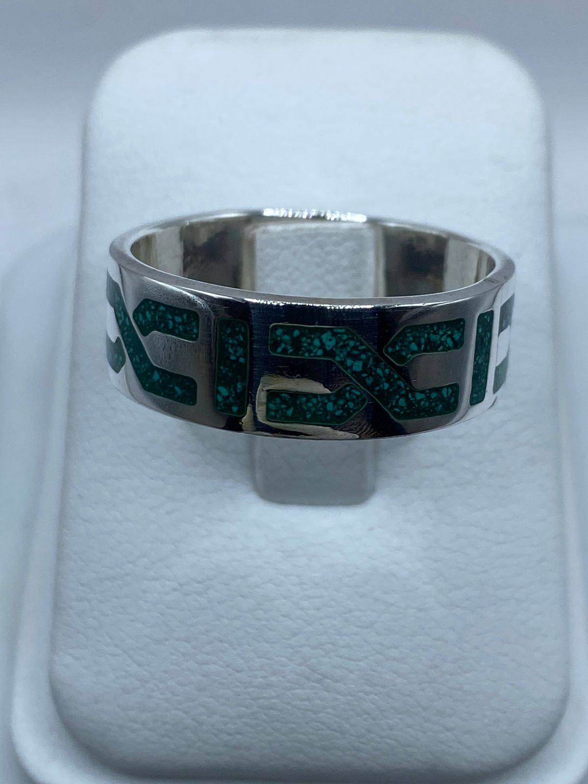 Anillo Artesanal de Plata .925 con Malaquita Verde y Greca Geométrica, vista lateral