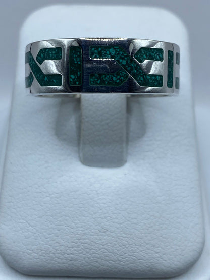 Anillo Artesanal de Plata .925 con Malaquita Verde y Greca Geométrica — vista lateral