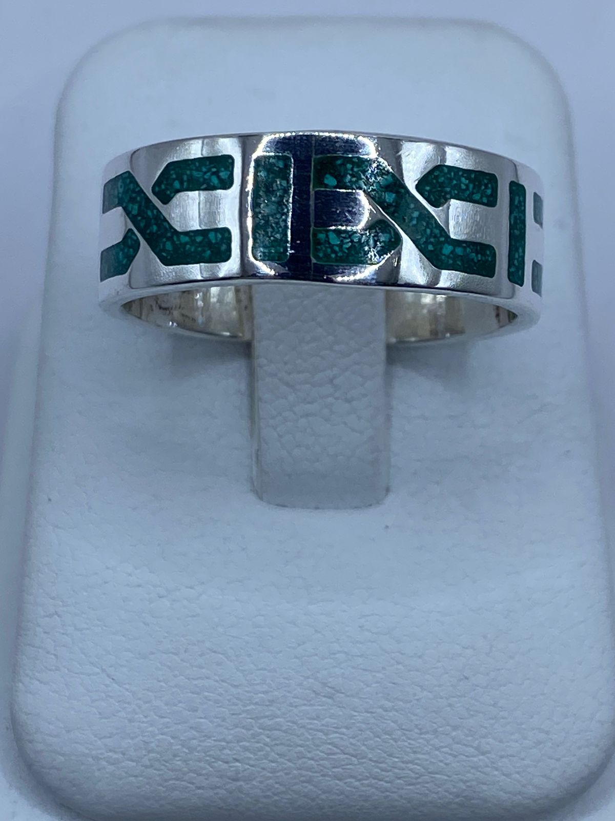 Anillo Artesanal de Plata .925 con Malaquita Verde y Greca Geométrica, vista frontal