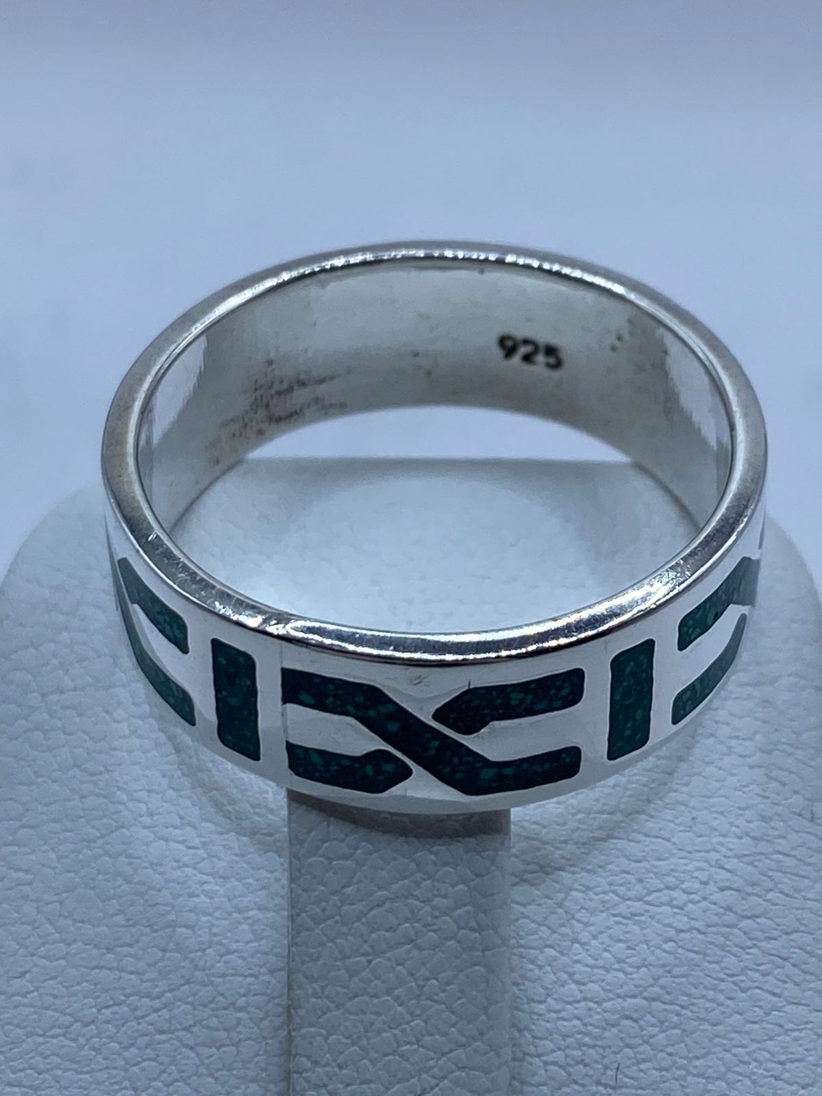 Anillo Artesanal de Plata .925 con Malaquita Verde y Greca Geométrica, sello de autenticidad Plata Ley .925