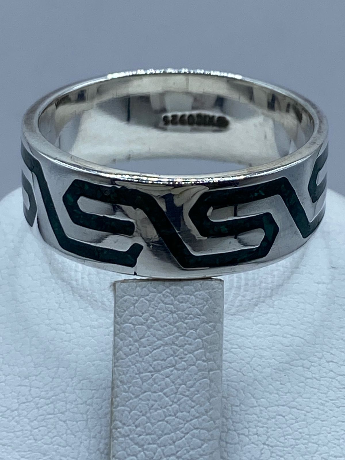 Anillo Artesanal de Plata .925 con Malaquita Verde y Greca Moderna, sello de autenticidad Plata Ley .925