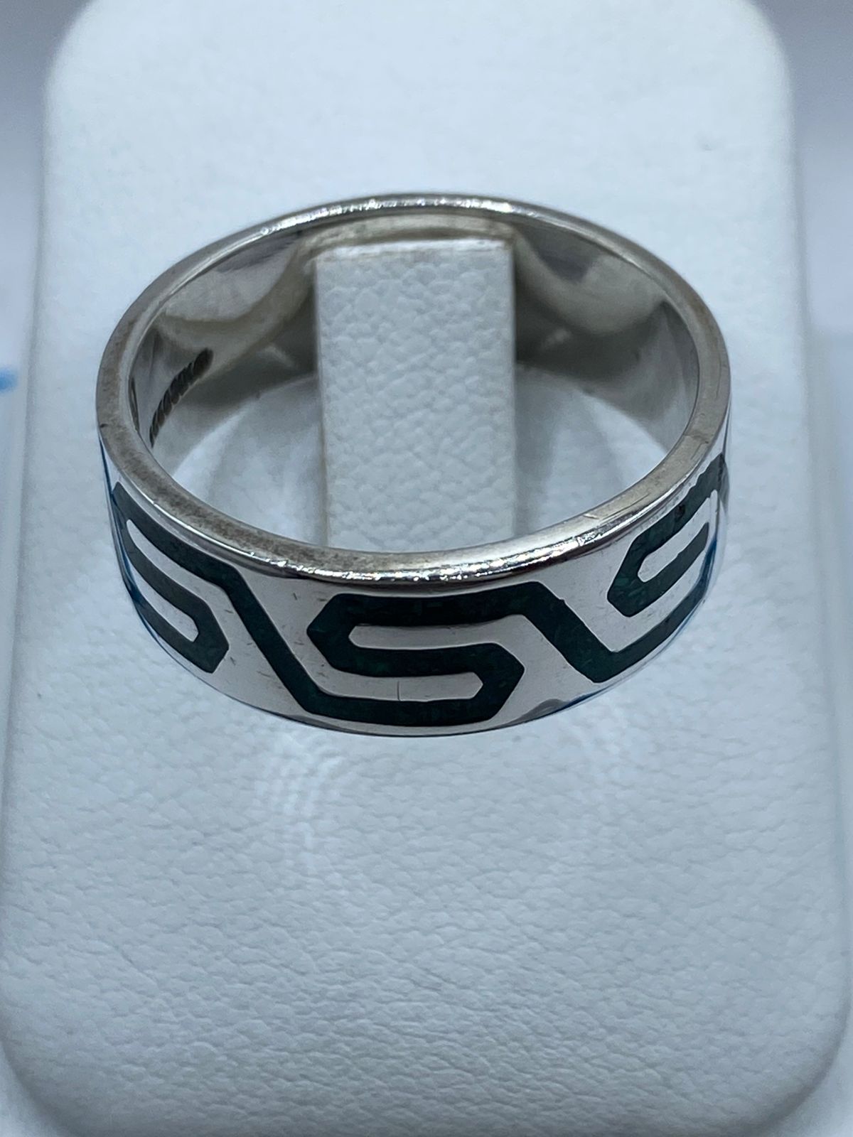 Anillo Artesanal de Plata .925 con Malaquita Verde y Greca Moderna, vista frontal