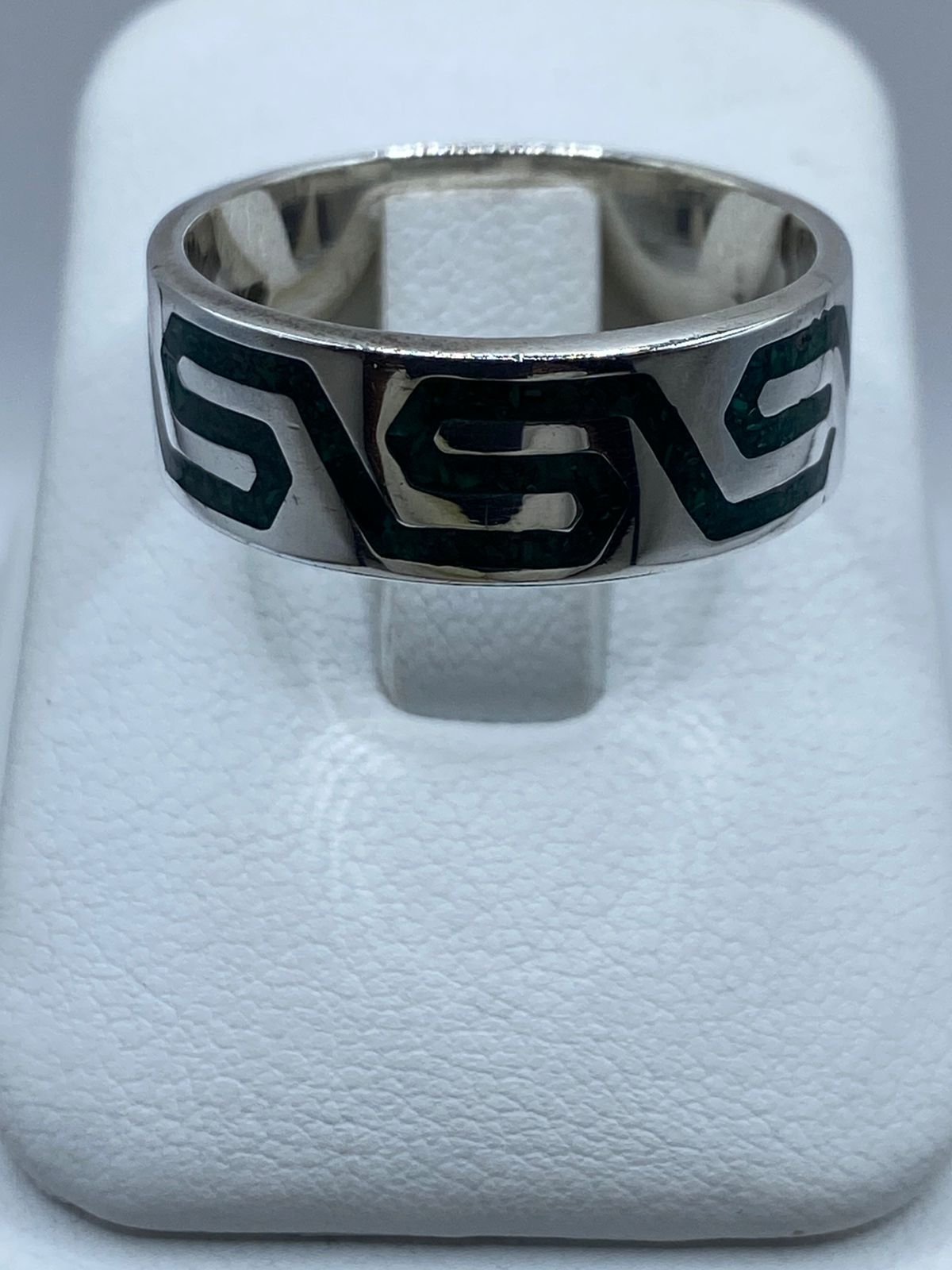 Anillo Artesanal de Plata .925 con Malaquita Verde y Greca Moderna — vista lateral