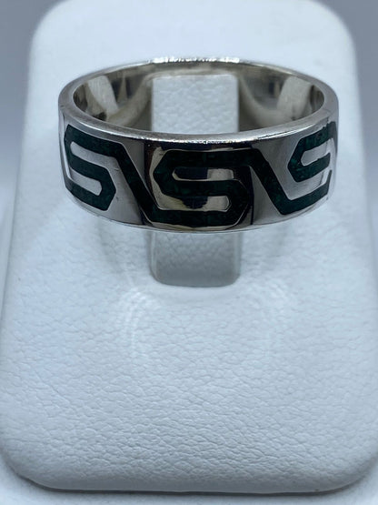 Anillo Artesanal de Plata .925 con Malaquita Verde y Greca Moderna — vista lateral