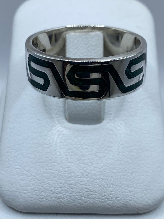 Anillo Artesanal de Plata .925 con Malaquita Verde y Greca Moderna — vista lateral