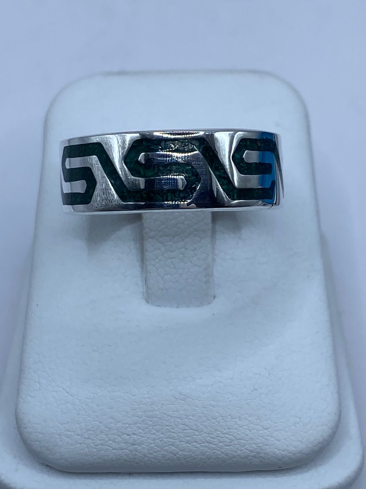 Anillo Artesanal de Plata .925 con Malaquita Verde y Greca Moderna, vista lateral