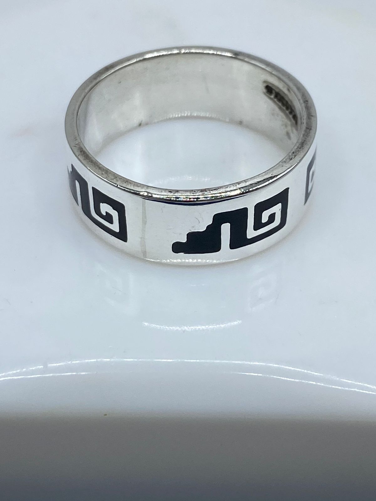 Anillo Artesanal de Plata .925 con Ónix y Greca Clásica, sello de autenticidad Plata Ley .925