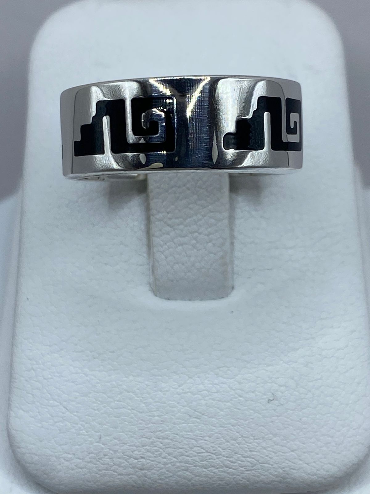 Anillo Artesanal de Plata .925 con Ónix y Greca Clásica, vista lateral