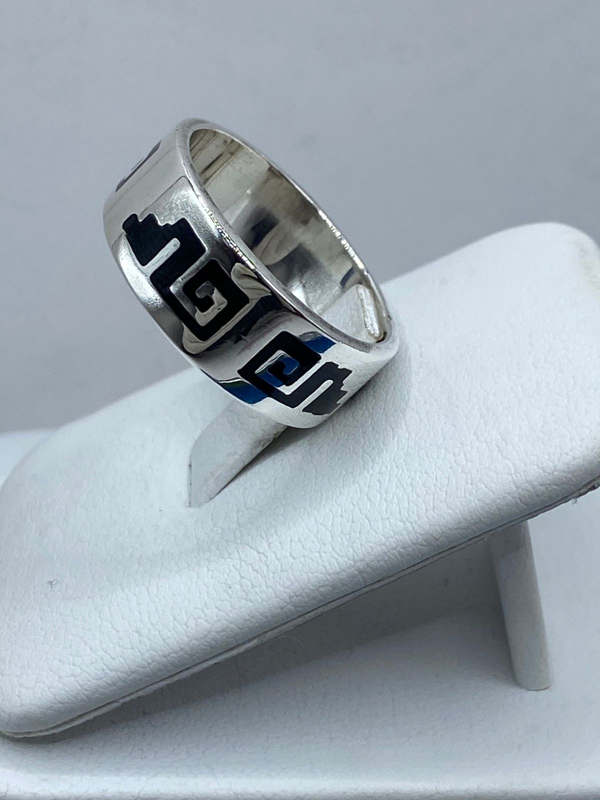 Anillo Artesanal de Plata .925 con Ónix y Greca Clásica, vista frontal