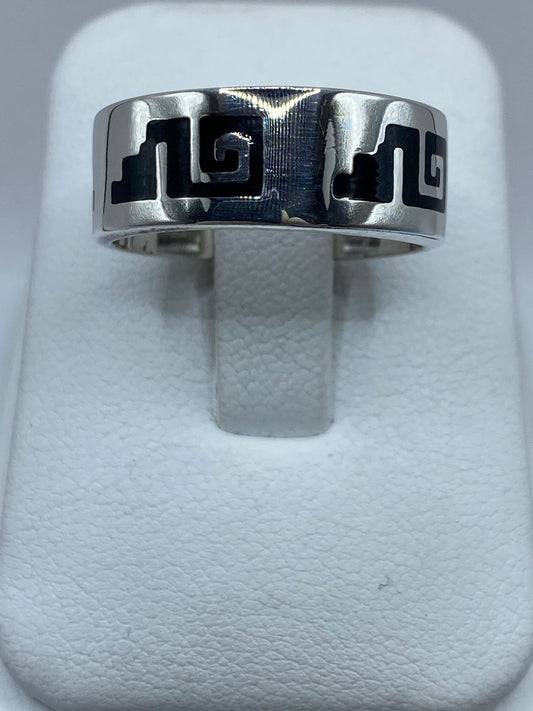Anillo Artesanal de Plata .925 con Ónix y Greca Clásica — vista lateral