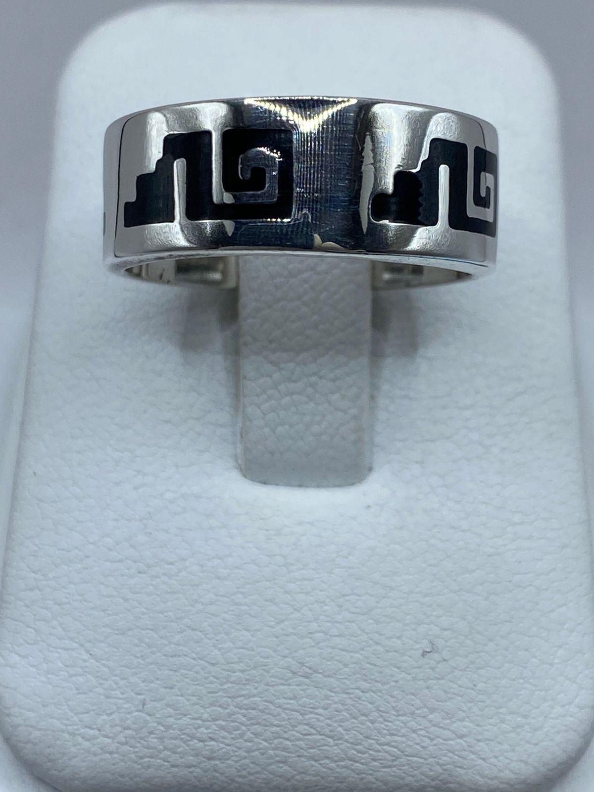 Anillo Artesanal de Plata .925 con Ónix y Greca Clásica — vista lateral