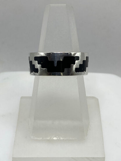 Anillo Artesanal de Plata .925 con Ónix y Diseño Prehispánico — vista lateral