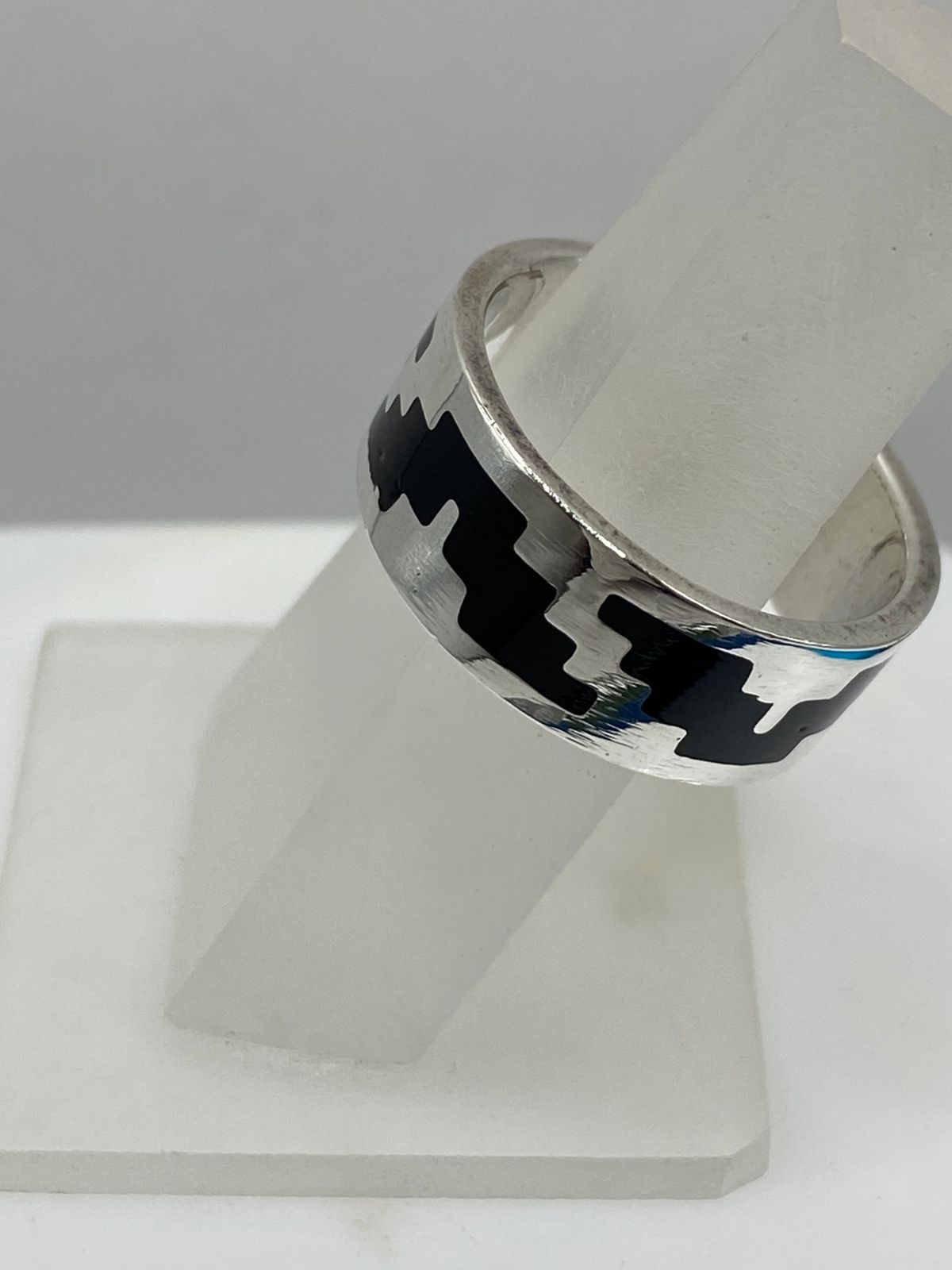Anillo Artesanal de Plata .925 con Ónix y Diseño Prehispánico, vista lateral