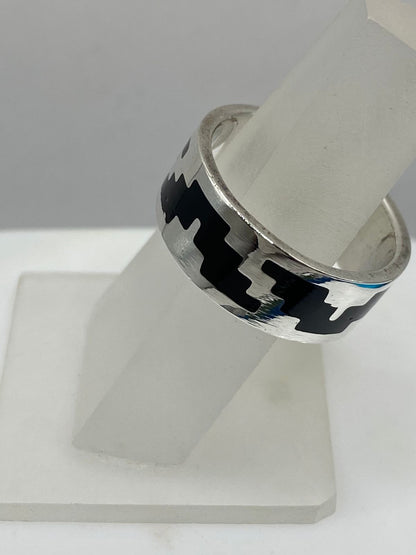 Anillo Artesanal de Plata .925 con Ónix y Diseño Prehispánico, vista lateral