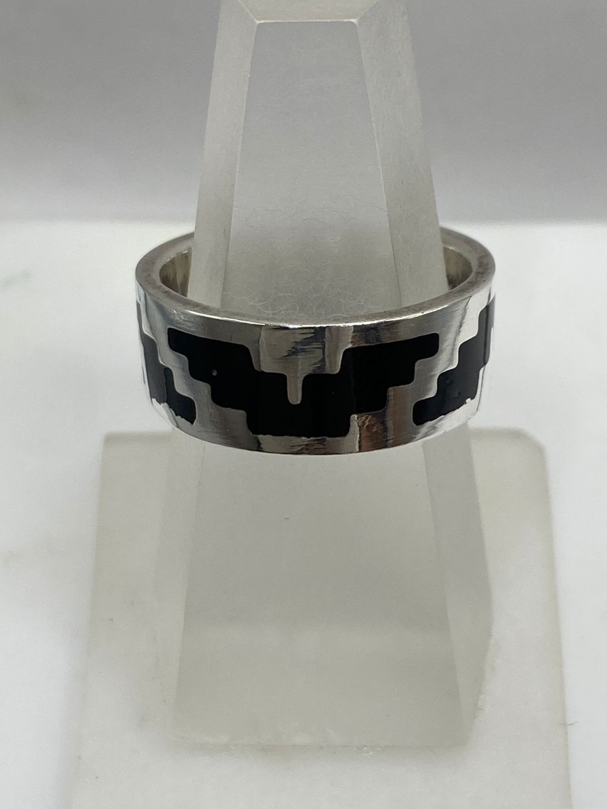 Anillo Artesanal de Plata .925 con Ónix y Diseño Prehispánico, vista lateral