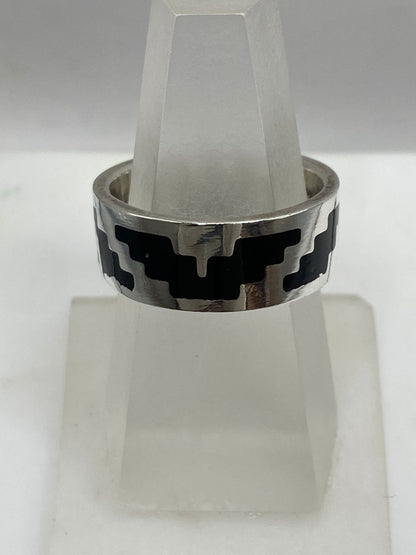 Anillo Artesanal de Plata .925 con Ónix y Diseño Prehispánico, vista lateral