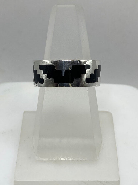 Anillo Artesanal de Plata .925 con Ónix y Diseño Prehispánico — vista lateral