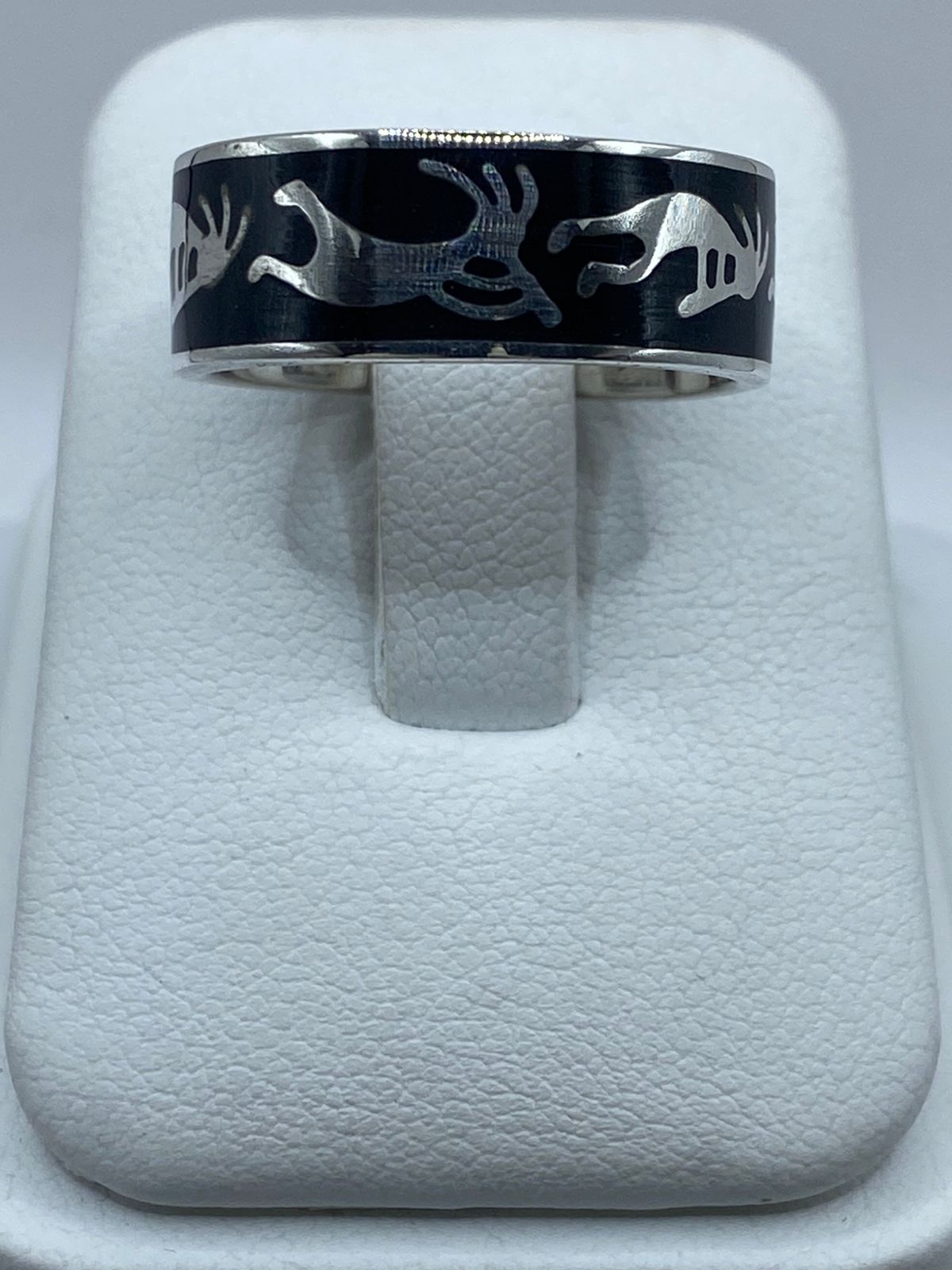 Anillo Artesanal de Plata .925 con Ónix Negro – Diseño Tribal Contemporáneo — vista lateral