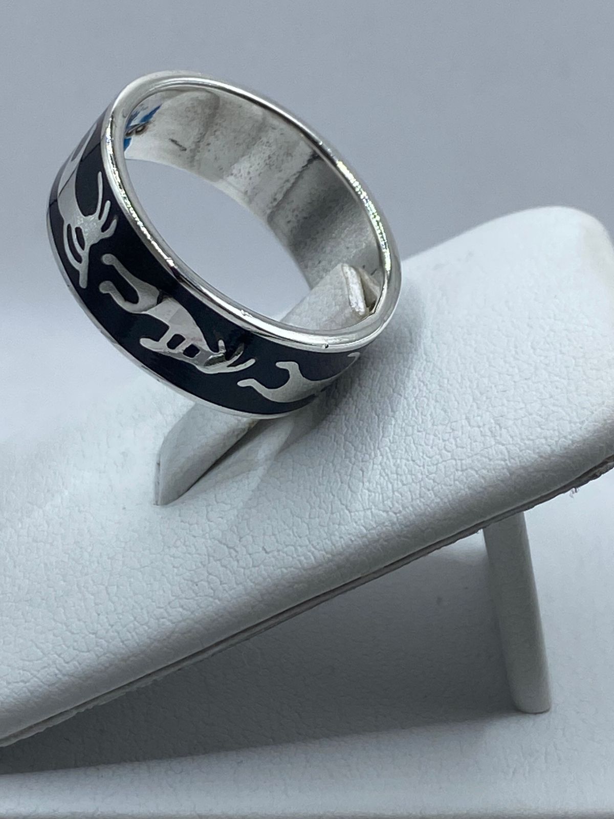 Anillo Artesanal de Plata .925 con Ónix Negro – Diseño Tribal Contemporáneo, vista lateral