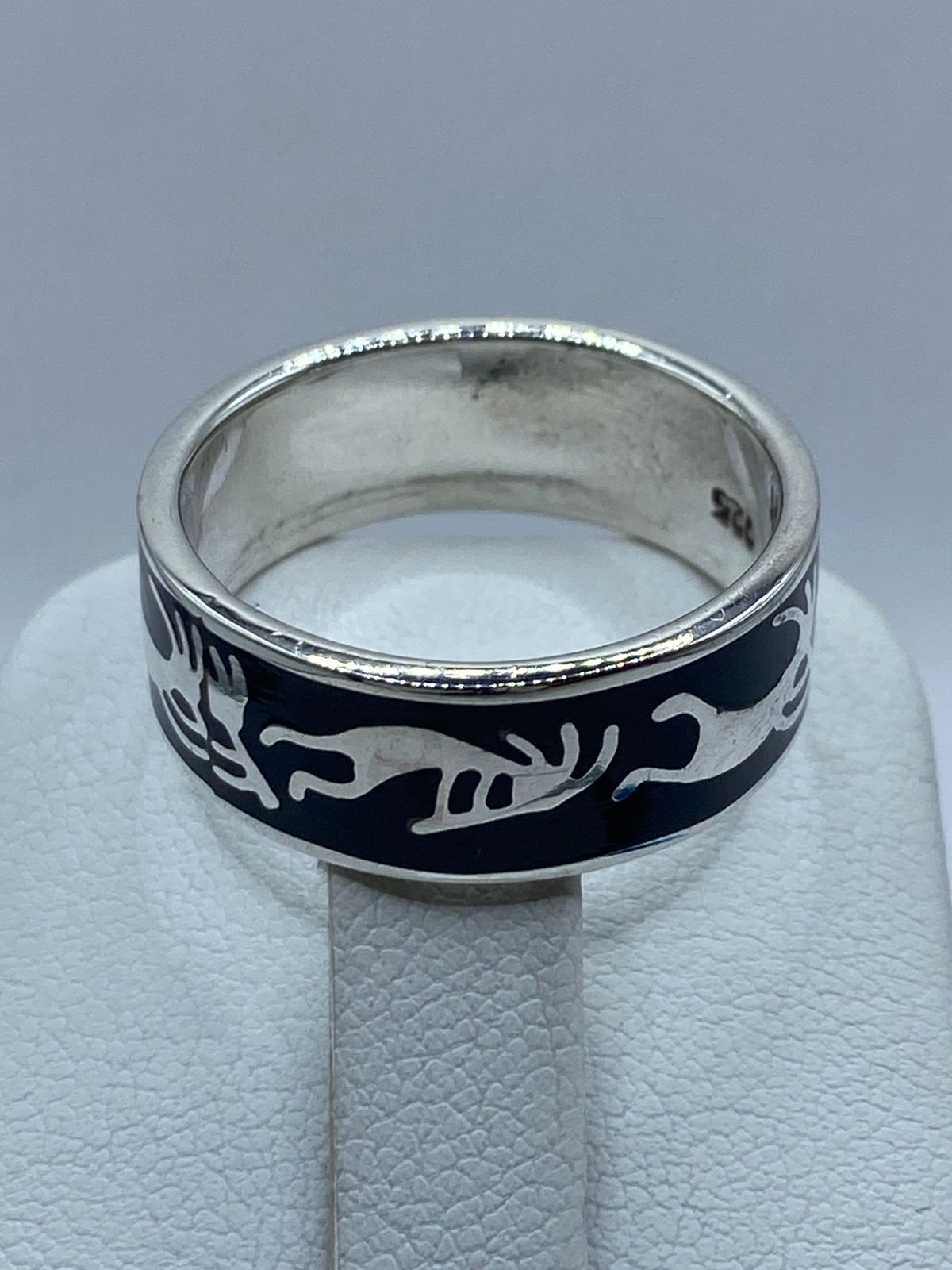 Anillo Artesanal de Plata .925 con Ónix Negro – Diseño Tribal Contemporáneo, sello de autenticidad Plata Ley .925
