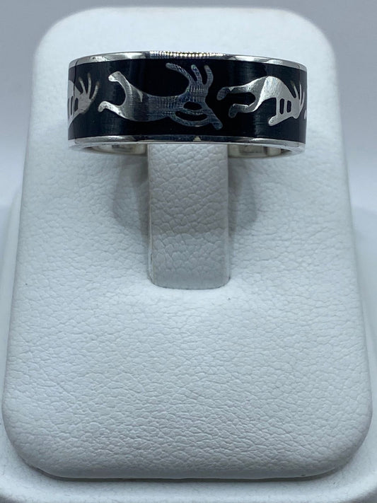 Anillo Artesanal de Plata .925 con Ónix Negro – Diseño Tribal Contemporáneo — vista lateral