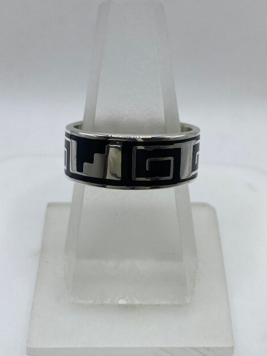 Anillo Artesanal de Plata .925 con Ónix Negro y Greca Geométrica — vista lateral