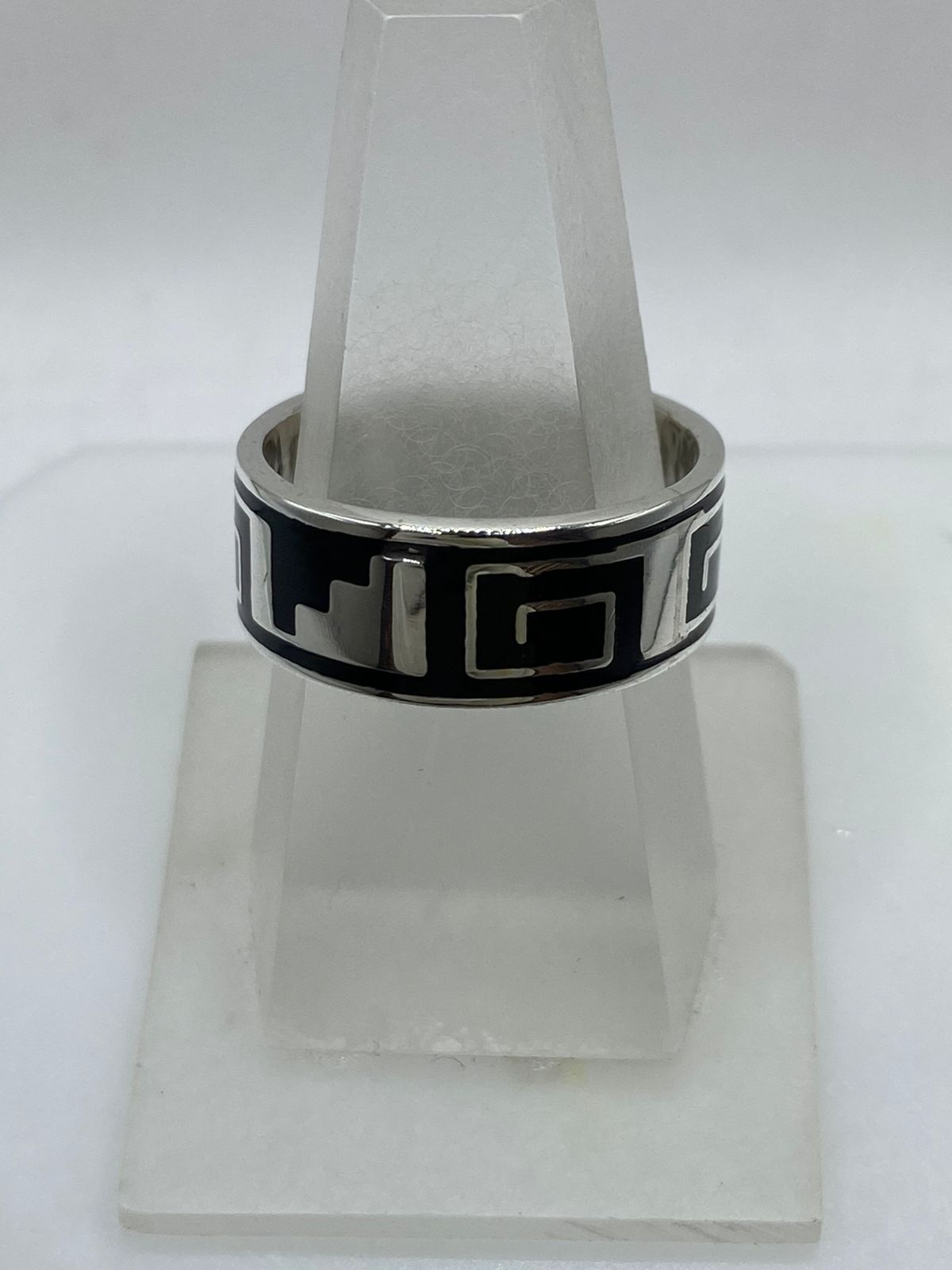 Anillo Artesanal de Plata .925 con Ónix Negro y Greca Geométrica, vista lateral