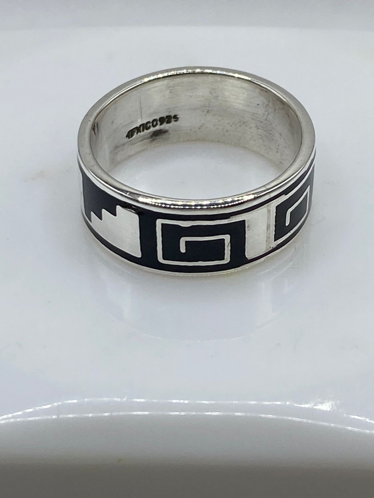 Anillo Artesanal de Plata .925 con Ónix Negro y Greca Geométrica, sello de autenticidad Plata Ley .925