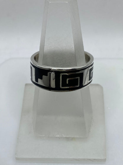 Anillo Artesanal de Plata .925 con Ónix Negro y Greca Geométrica — vista lateral
