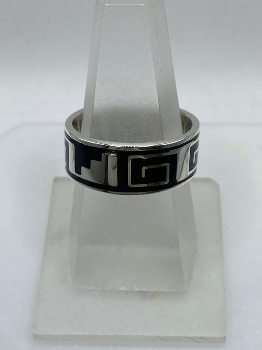 Anillo Artesanal de Plata .925 con Ónix Negro y Greca Geométrica — vista lateral