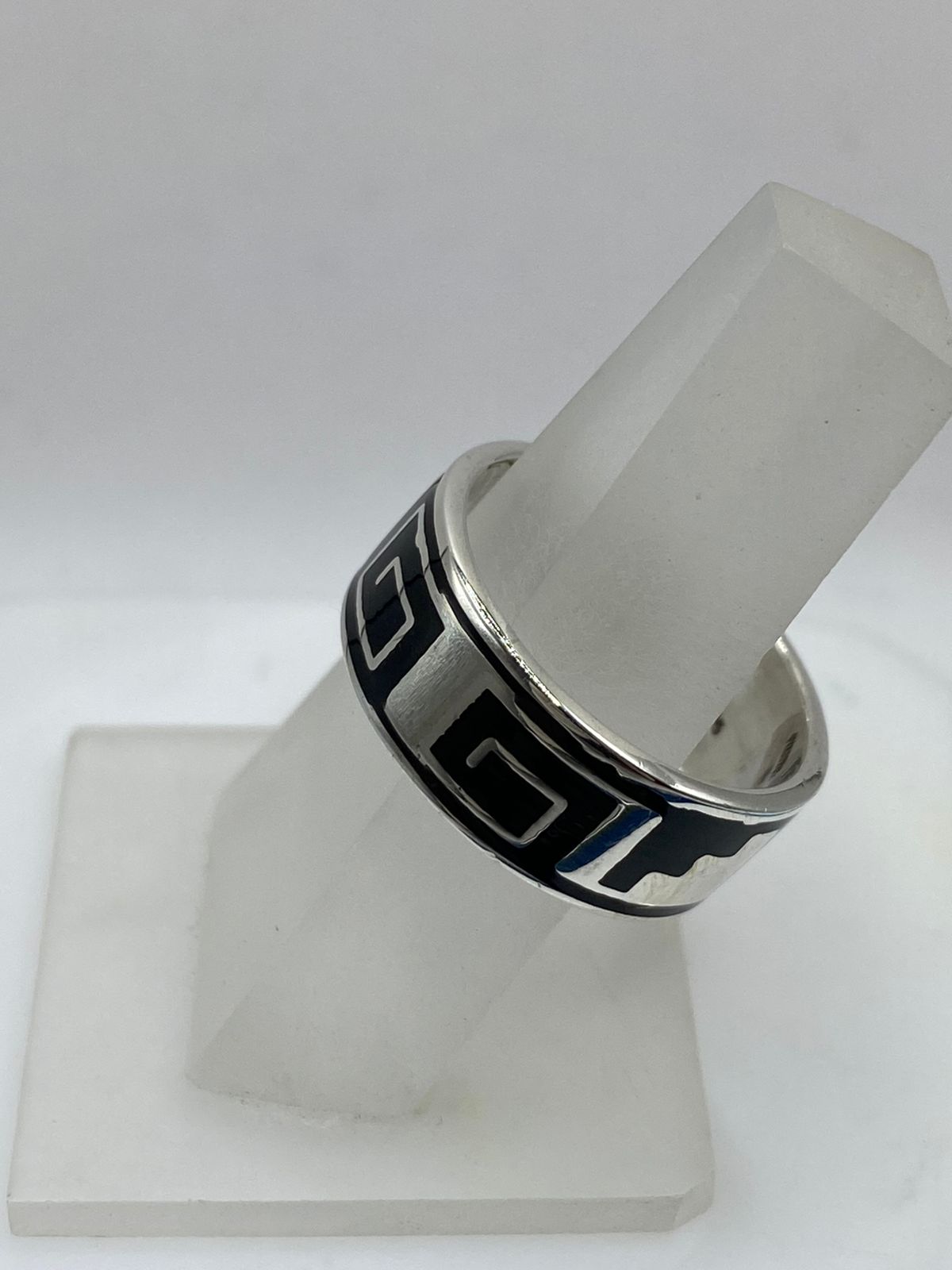 Anillo Artesanal de Plata .925 con Ónix Negro y Greca Geométrica, vista frontal