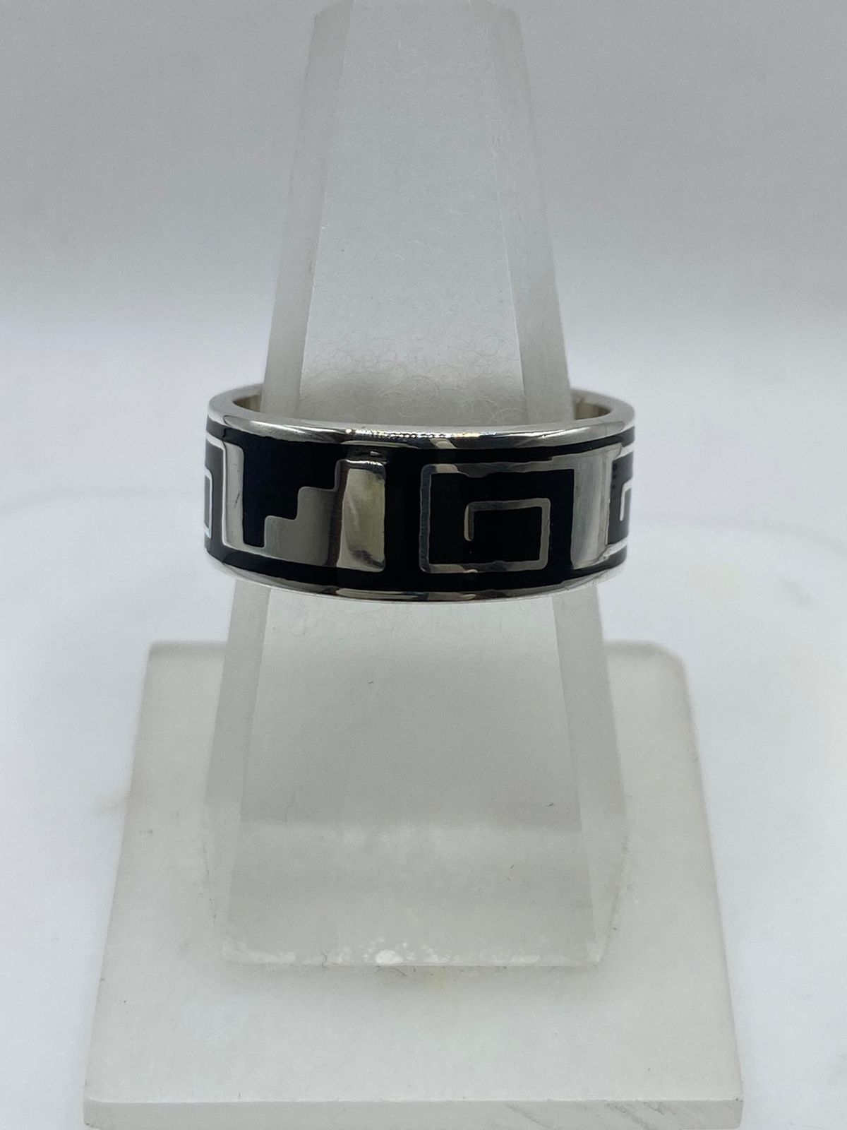 Anillo Artesanal de Plata .925 con Ónix Negro y Greca Geométrica, vista lateral