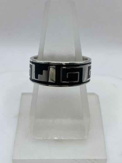 Anillo Artesanal de Plata .925 con Ónix Negro y Greca Geométrica, vista lateral