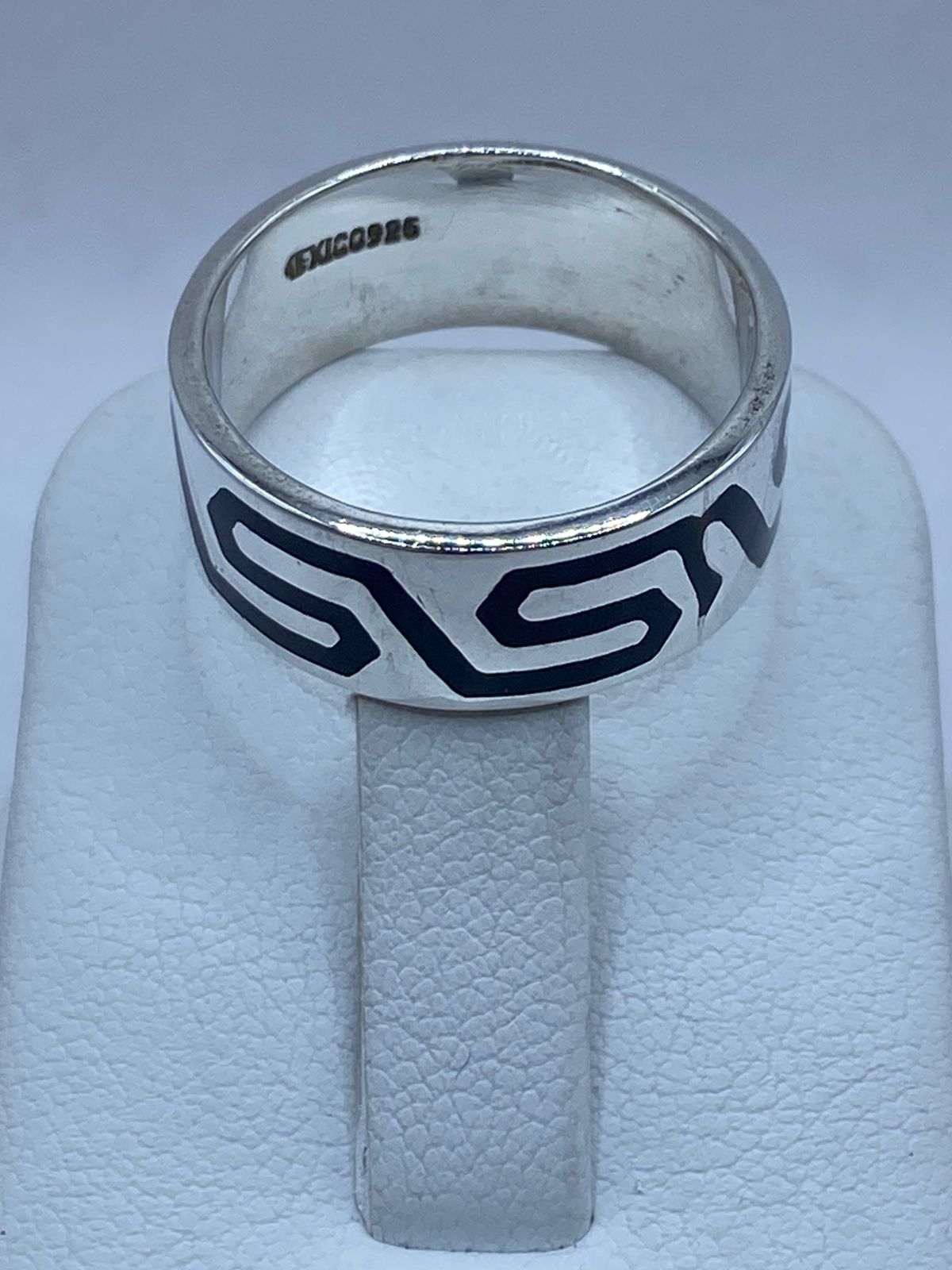 Anillo Artesanal de Plata .925 con Ónix Negro y Greca Moderna, sello de autenticidad Plata Ley .925