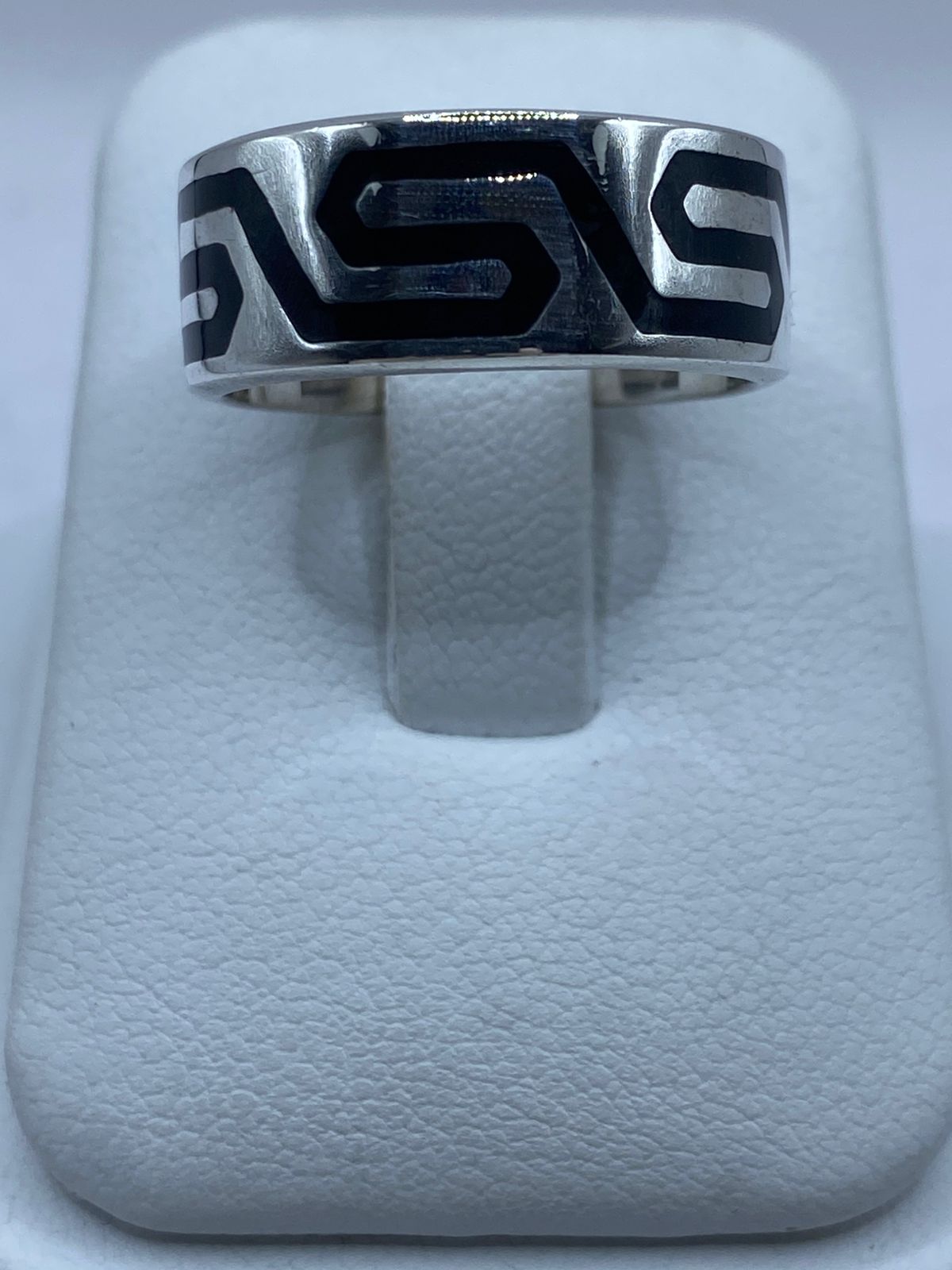 Anillo Artesanal de Plata .925 con Ónix Negro y Greca Moderna — vista lateral