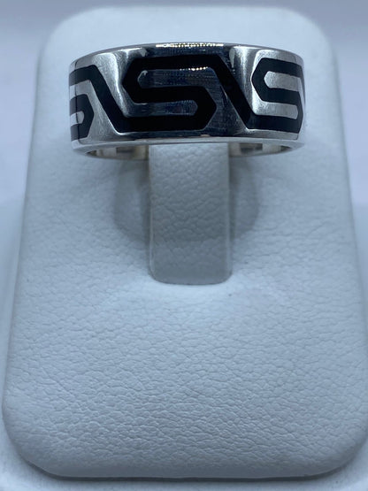 Anillo Artesanal de Plata .925 con Ónix Negro y Greca Moderna — vista lateral