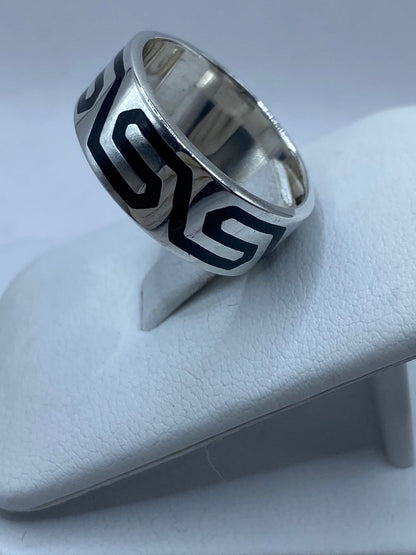 Anillo Artesanal de Plata .925 con Ónix Negro y Greca Moderna, vista frontal
