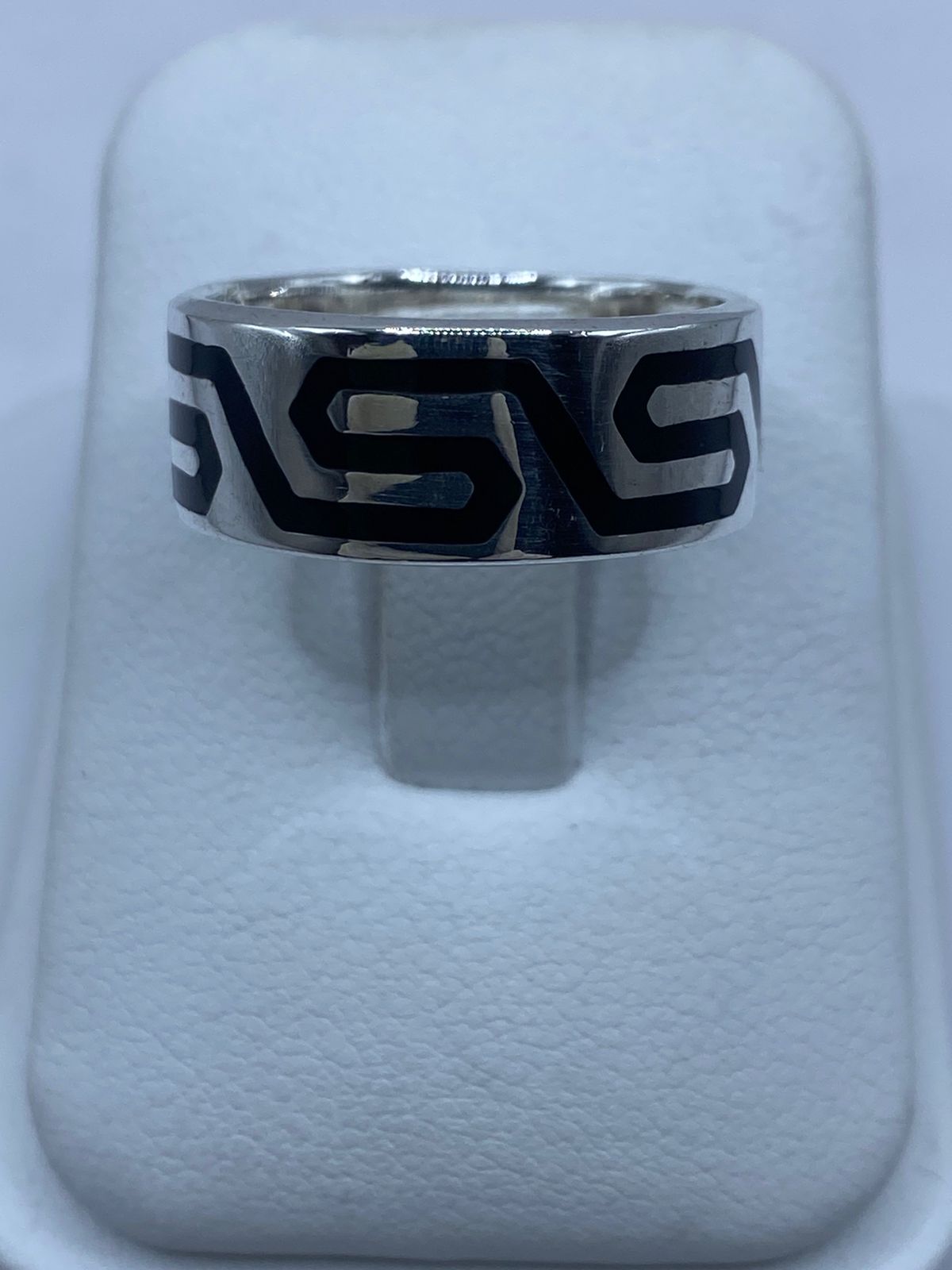 Anillo Artesanal de Plata .925 con Ónix Negro y Greca Moderna, vista lateral